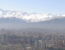 Vista desde el aire del smog de Santiago, Chile. Source: German Wikipedia, original upload 16. Mai 2005 by Wurstsalat (selfmade). https://commons.wikimedia.org/wiki/File:Santiago1std.jpg . Este foto se encuentra bajo Licencia de Creative Commons https://creativecommons.org/licenses/by-sa/3.0/deed.en