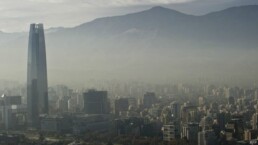 Foto de Santiago desde el aire con vista al smog que recubre la ciudad. Licencia Creative commons agencia AFP.